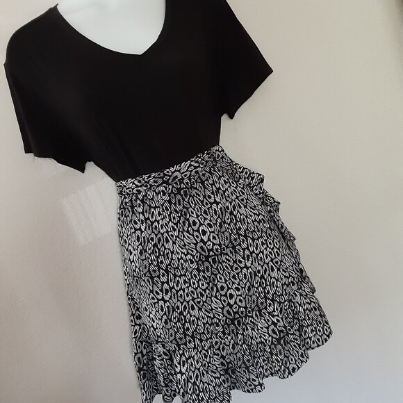 Michael Kors * Sz S * Elastic Waist 28-38" * Flowy * Blk & Wht * Mini Skirt - Picture 4 of 6